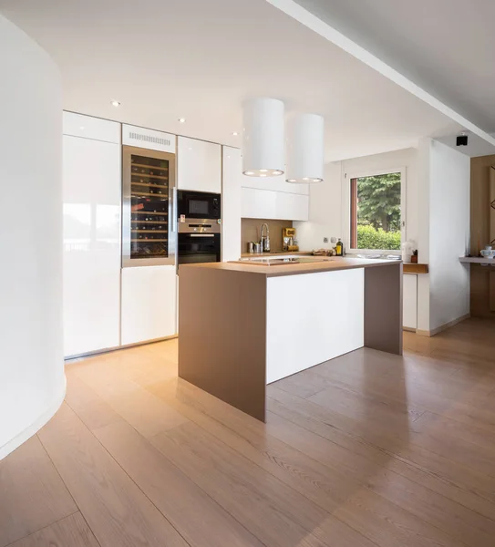 Küche Mit Weißer Insel Mit Dunstabzugshaube Und Scheinwerfern Moderner Wohnung — Stockfoto