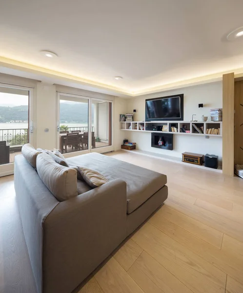 Espaçosa Sala Estar Apartamento Moderno Com Parquet Sofá Elegante Ninguém — Fotografia de Stock