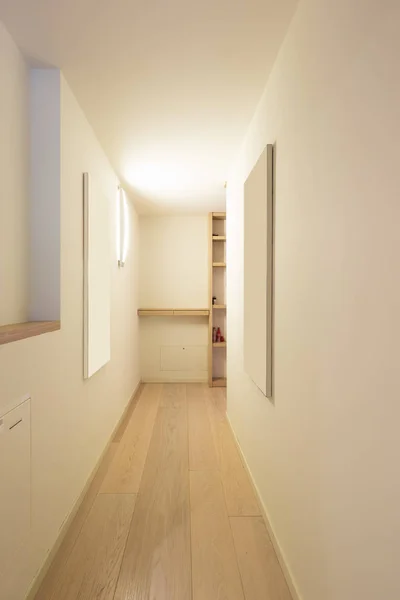Helt Vita Korridor Med Parkett Modern Lägenhet Ingen Släpper — Stockfoto