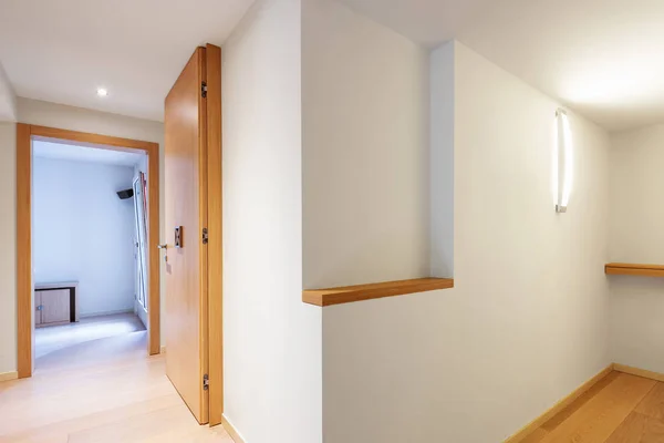 Couloir Entièrement Blanc Avec Parquet Dans Appartement Moderne Personne Intérieur — Photo