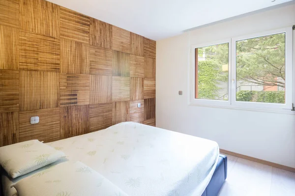 卧室与实木复合地板在现代公寓 里面没人 — 图库照片