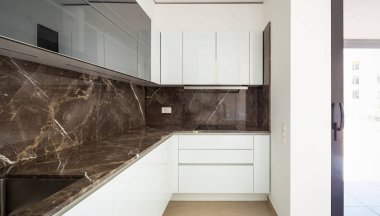 İç modern daire, içeride, beyaz duvarlar kimse yok