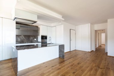 Modern lüks daire, boş tavan, iç mutfak açık alan