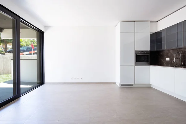 Küche Mit Großem Fenster Mit Blick Auf Den Garten Niemand — Stockfoto