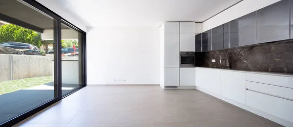 Küche Mit Großem Fenster Mit Blick Auf Den Garten Niemand — Stockfoto
