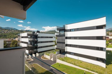 Modern beyaz güneşli bir günde, balkondan bina