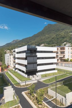 Modern beyaz güneşli bir günde, balkondan bina