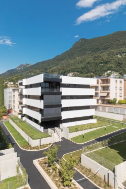 Modern beyaz güneşli bir günde, balkondan bina