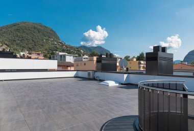 Panoramik manzaralı modern son kattan dış yapı, kentsel peyzaj