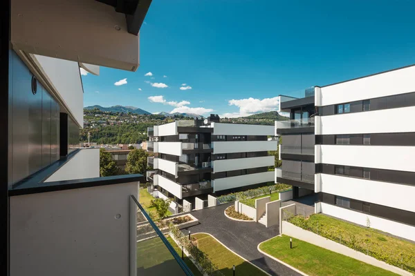 Modernes Weißes Gebäude Einem Sonnigen Tag Vom Balkon — Stockfoto