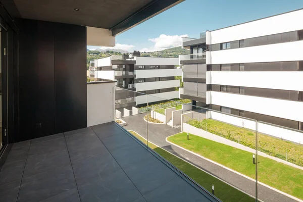 Moderno Edificio Blanco Día Soleado Desde Balcón — Foto de Stock