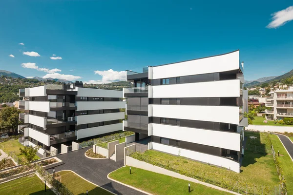 Edifício Branco Moderno Dia Ensolarado Varanda — Fotografia de Stock