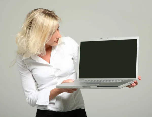 Laptop Beyaz Gömlek Ile Kız — Stok fotoğraf
