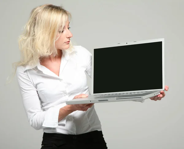 Ragazza Con Laptop Camicia Bianca — Foto Stock