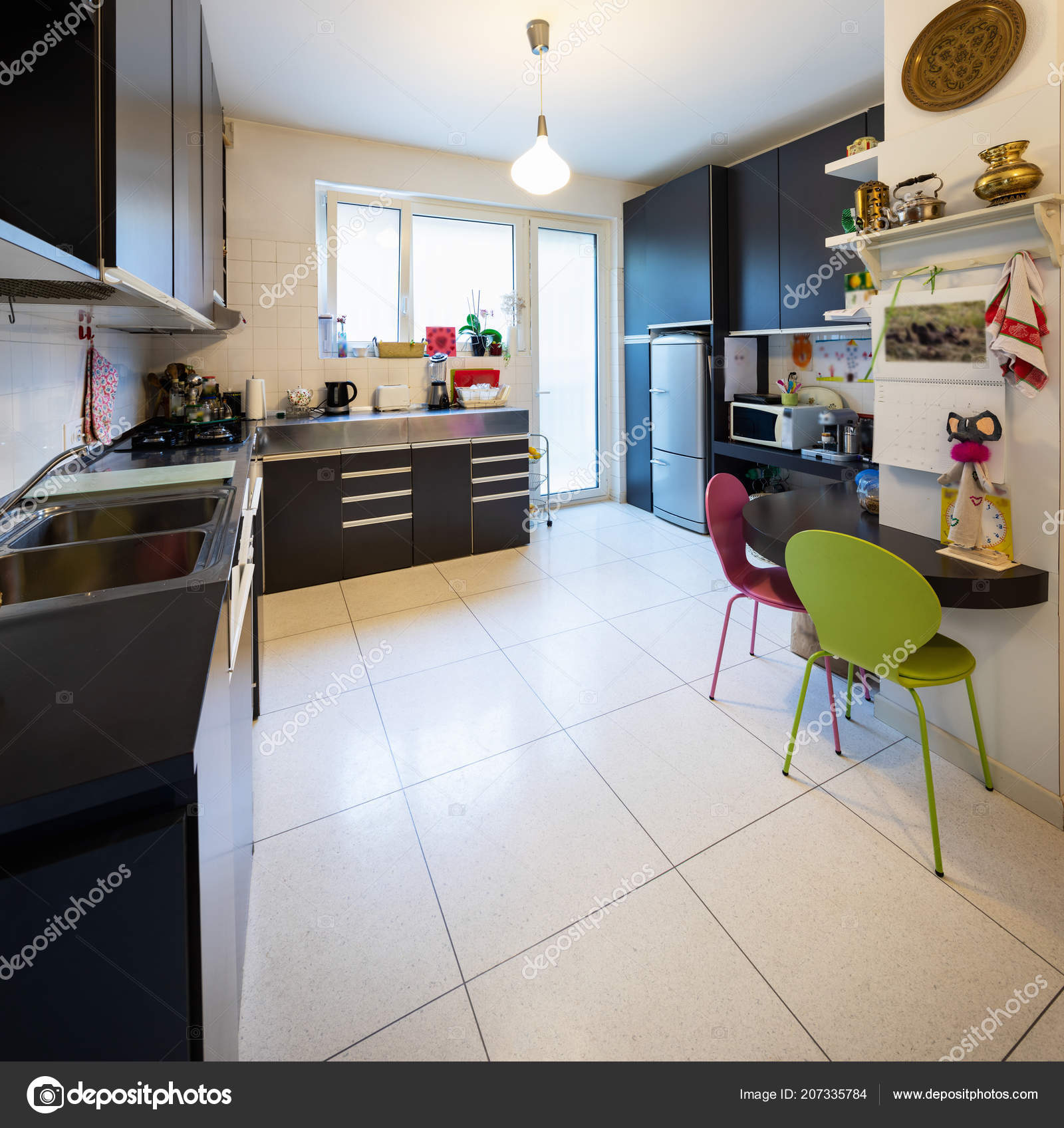Cocina Con Muebles Oscuros Ventana Brillante Nadie Dentro — Foto de ... Cocina Con Muebles Oscuros Ventana Brillante Nadie Dentro — Foto de ...