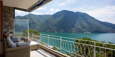 Bir yaz gününde Lugano Gölü bakan büyük teras. İçeride kimse yok