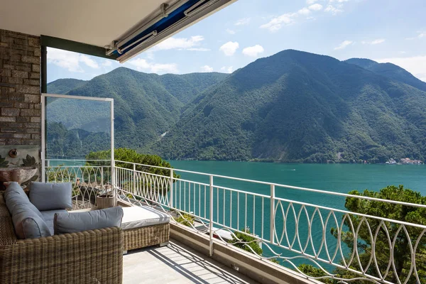 Duży Taras Widokiem Jezioro Lugano Letni Dzień Nikt Nie Wewnątrz — Zdjęcie stockowe
