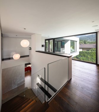 Koridor ve merdiven ahşap modern Villa büyük pencere ile. Kimse yok