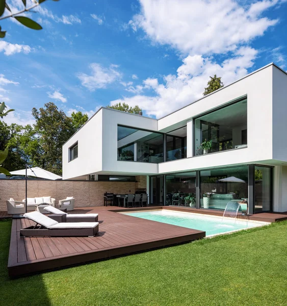 Außen Moderne Weiße Villa Mit Pool Und Garten Drinnen Niemand — Stockfoto