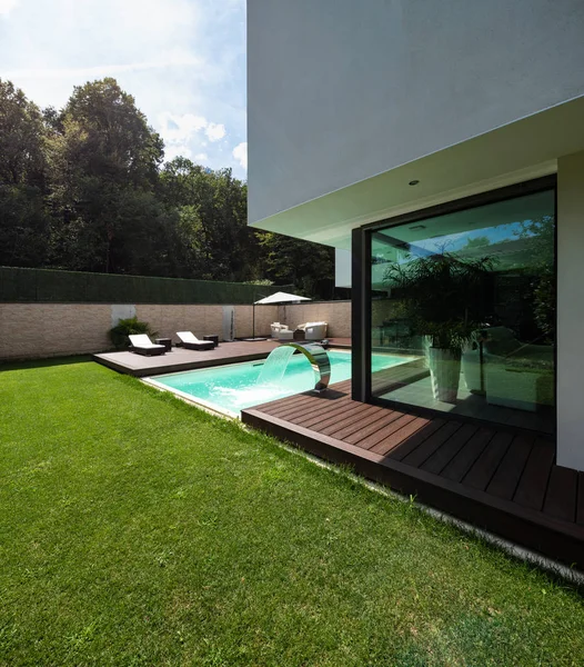 Außen Moderne Weiße Villa Mit Pool Und Garten Drinnen Niemand — Stockfoto