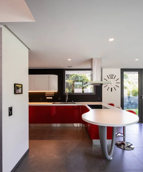Kırmızı Mutfak Ayrıntılı Olarak Modern Villa Çeride Kimse Yok — Stok fotoğraf
