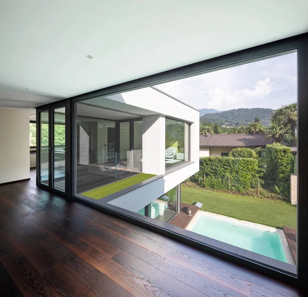 Groot Raam Hal Van Moderne Villa Met Uitzicht Het Zwembad — Stockfoto