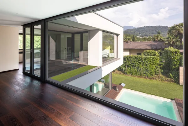 Groot Raam Hal Van Moderne Villa Met Uitzicht Het Zwembad — Stockfoto