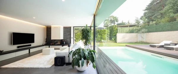 Moderne Woonkamer Met Uitzicht Tuin Het Zwembad Niemand Binnen — Stockfoto