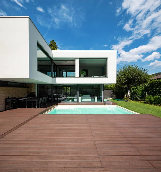 Exterior modern white villa with pool and garden, nobody inside — Stock Image Exterior Modern White Villa Pool Garden Nobody Stock Photo