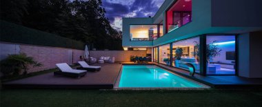 Renkli led ışıklar gece modern villa. İçeride kimse yok
