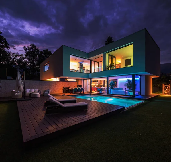 Moderne Villa Mit Farbigen Led Lichtern Der Nacht Niemand Drinnen — Stockfoto