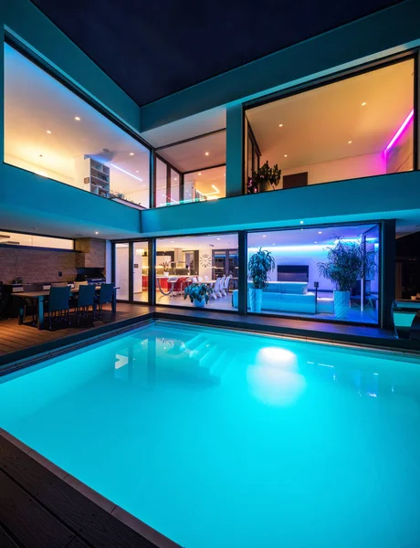 Villa Moderna Con Luci Led Colorate Notte Nessuno Dentro — Foto Stock