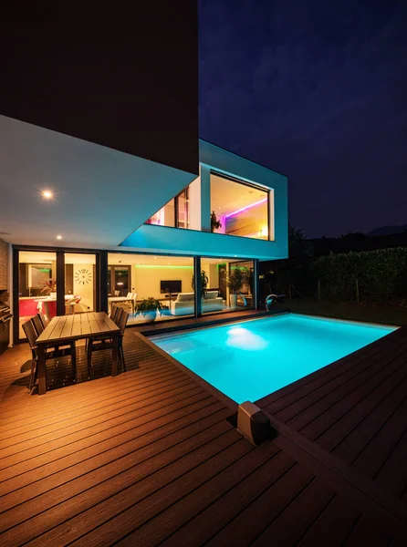 Moderne Villa Met Gekleurde Led Verlichting Nachts Niemand Binnen — Stockfoto