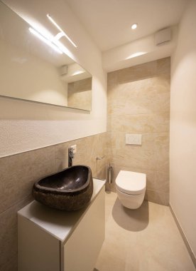 Tasarımcı lavabo en az banyo. İçeride kimse yok