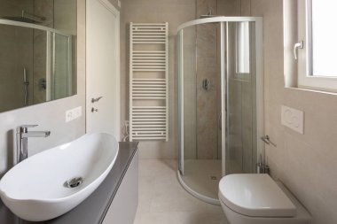 Modern banyo ile büyük mermer fayans, içeride kimse yok