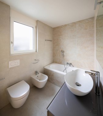 Modern banyo ile büyük mermer fayans, içeride kimse yok