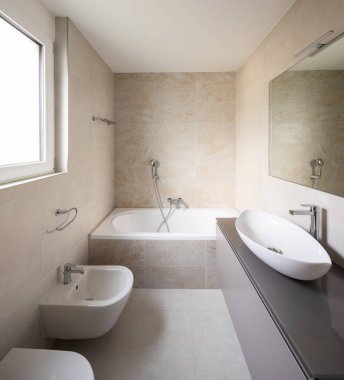 Modern banyo ile büyük mermer fayans, içeride kimse yok