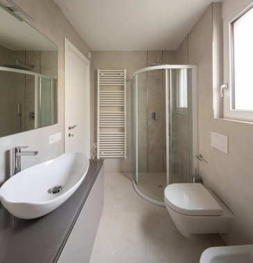 Modern banyo ile büyük mermer fayans, içeride kimse yok