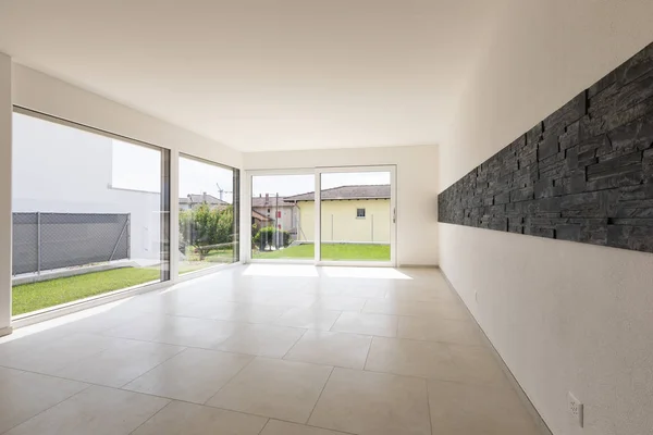 Grande Sala Com Grandes Janelas Brilhantes Com Vista Para Gramado — Fotografia de Stock