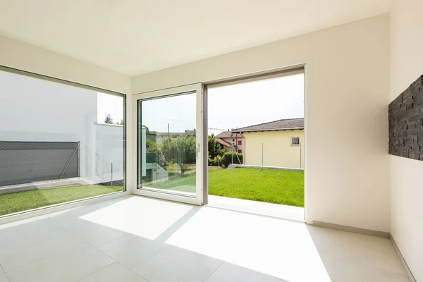 Habitación Grande Con Grandes Ventanas Luminosas Con Vistas Césped Verde —  Fotos de Stock