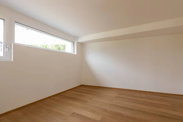 空的白色房间与窗户 门和实木复合地板 里面没人 — 图库照片