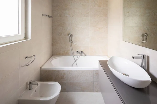 Banheiro Moderno Com Grandes Telhas Mármore Ninguém Dentro — Fotografia de Stock