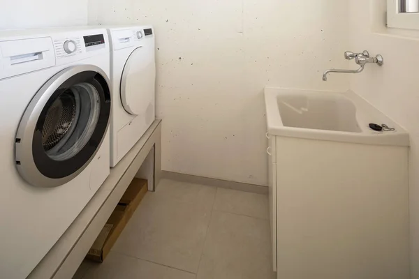 Blanchisserie Avec Lave Linge Sèche Linge Lavabo Personne Intérieur — Photo