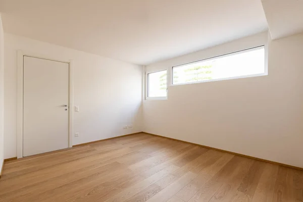 Lege Witte Kamer Met Ramen Deuren Parket Concept Niemand Binnen — Stockfoto