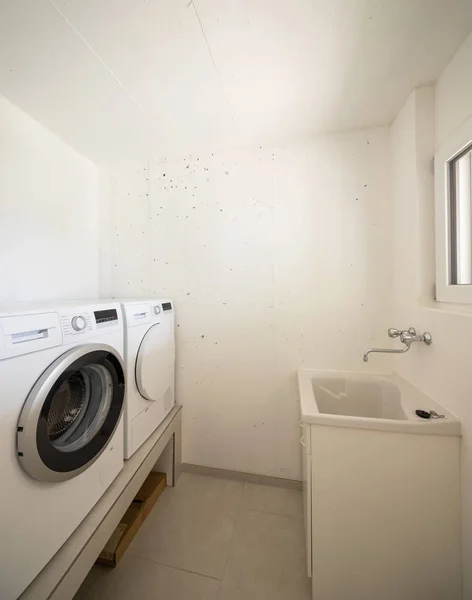 Wäscherei Mit Waschmaschine Trockner Und Waschbecken Niemand Drinnen — Stockfoto