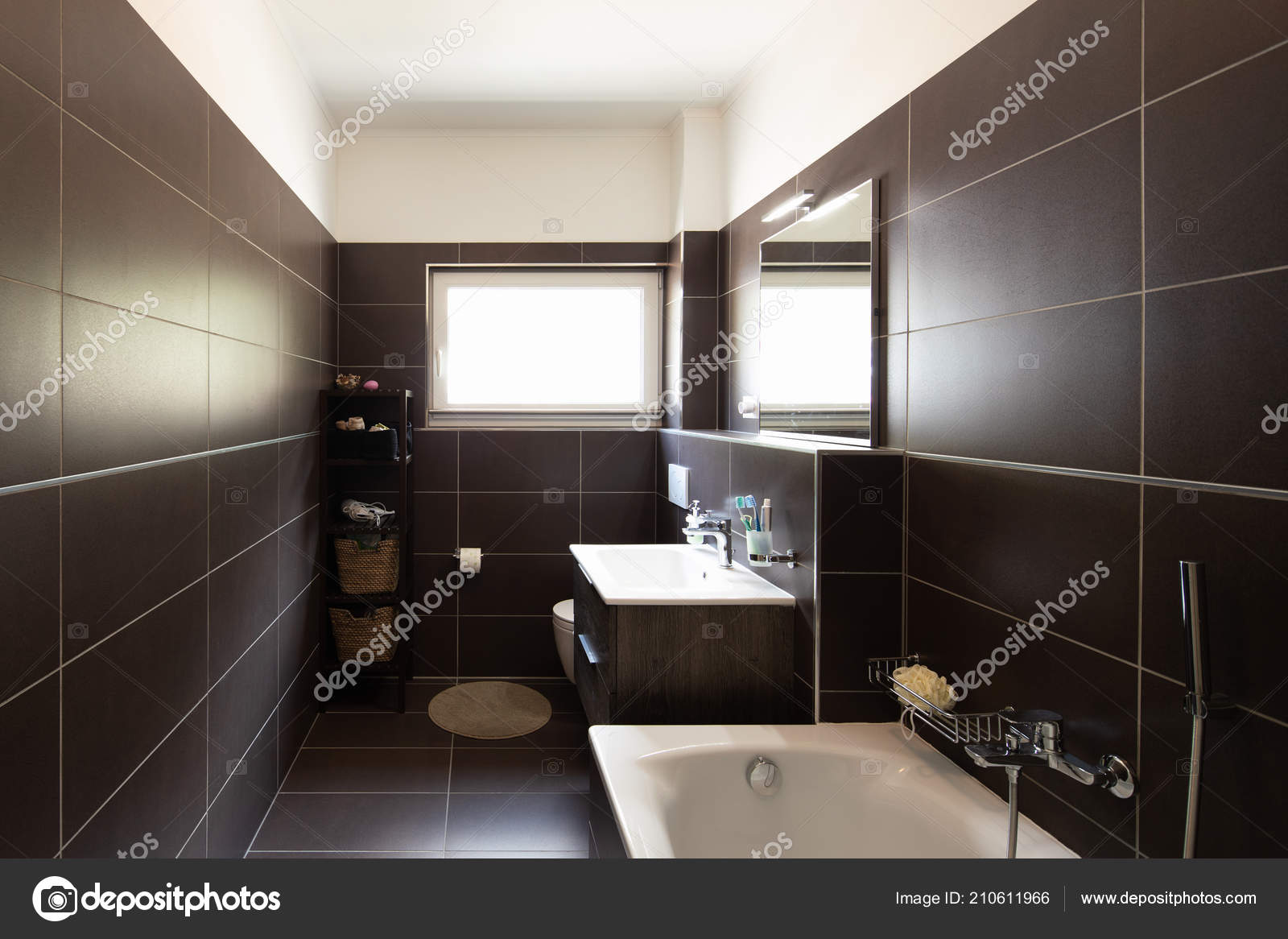 Modernes Badezimmer Mit Braunen Fliesen Und Fenster Niemand Inneren ... Modernes Badezimmer Mit Braunen Fliesen Und Fenster Niemand Inneren ...