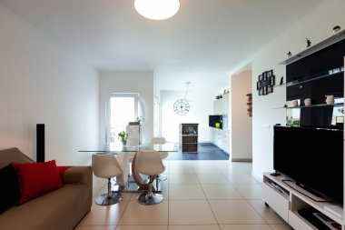 Modern beyaz minimalist ile oturma odası cam masa. İçeride kimse yok