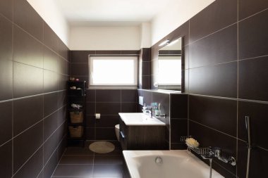 Modern banyo kahverengi çini ve pencere. İçeride kimse yok
