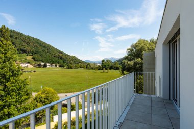 Yeni ve modern bir daire balkon.