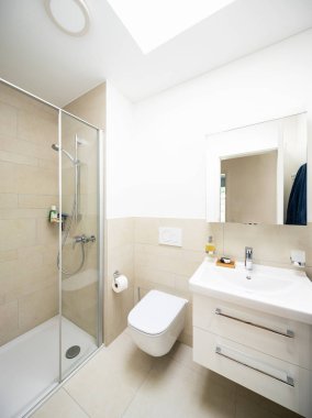 Beyaz banyo modern bir daire. Kimse içten ve çok büyük değil.